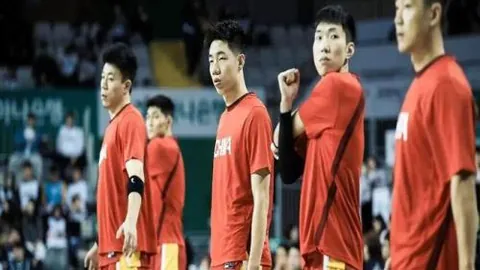 “宋亚东凭借技术判定击败胡多，UFC格斗之夜精彩对决2025年2月24日上演”